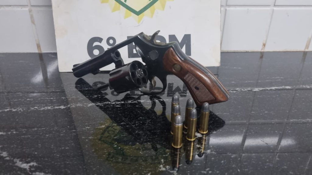 Arma apreendida durante surto no Bairro Universitário é levada à Delegacia de Polícia Civil