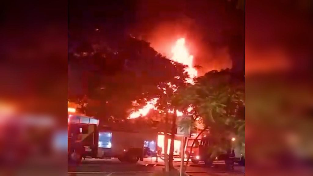 Incêndio de grandes proporções destrói duas lojas no centro de Umuarama