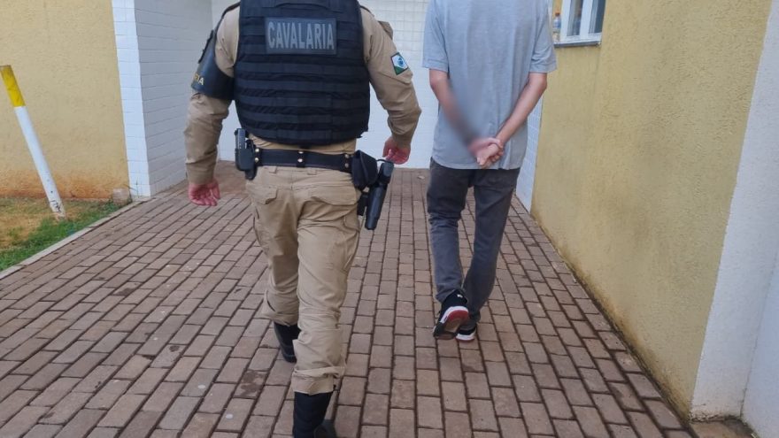 Devendo mais de R$ 5 mil em pensão alimentícia, jovem é preso pela Cavalaria em Cascavel