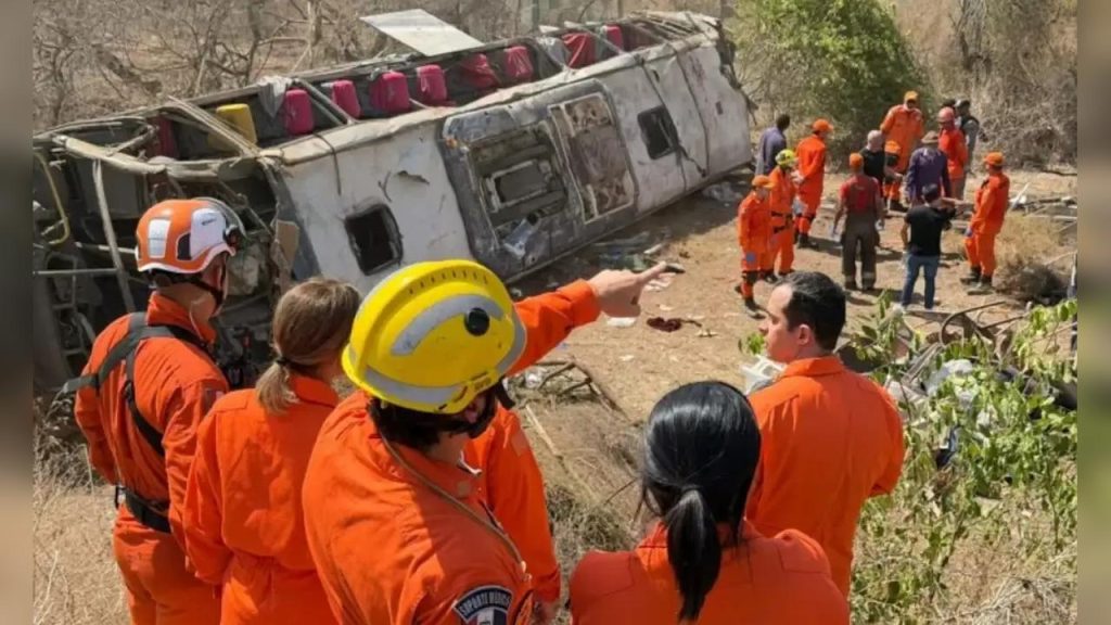 Ônibus de romeiros capota e deixa 15 mortos, incluindo 3 crianças