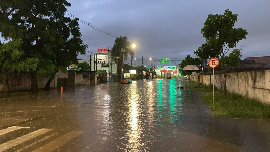 Chuva forte castiga Curitiba e provoca vários pontos de alagamento na cidade