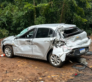 Colisão envolve carro e caminhões na PR-180 em Francisco Beltrão