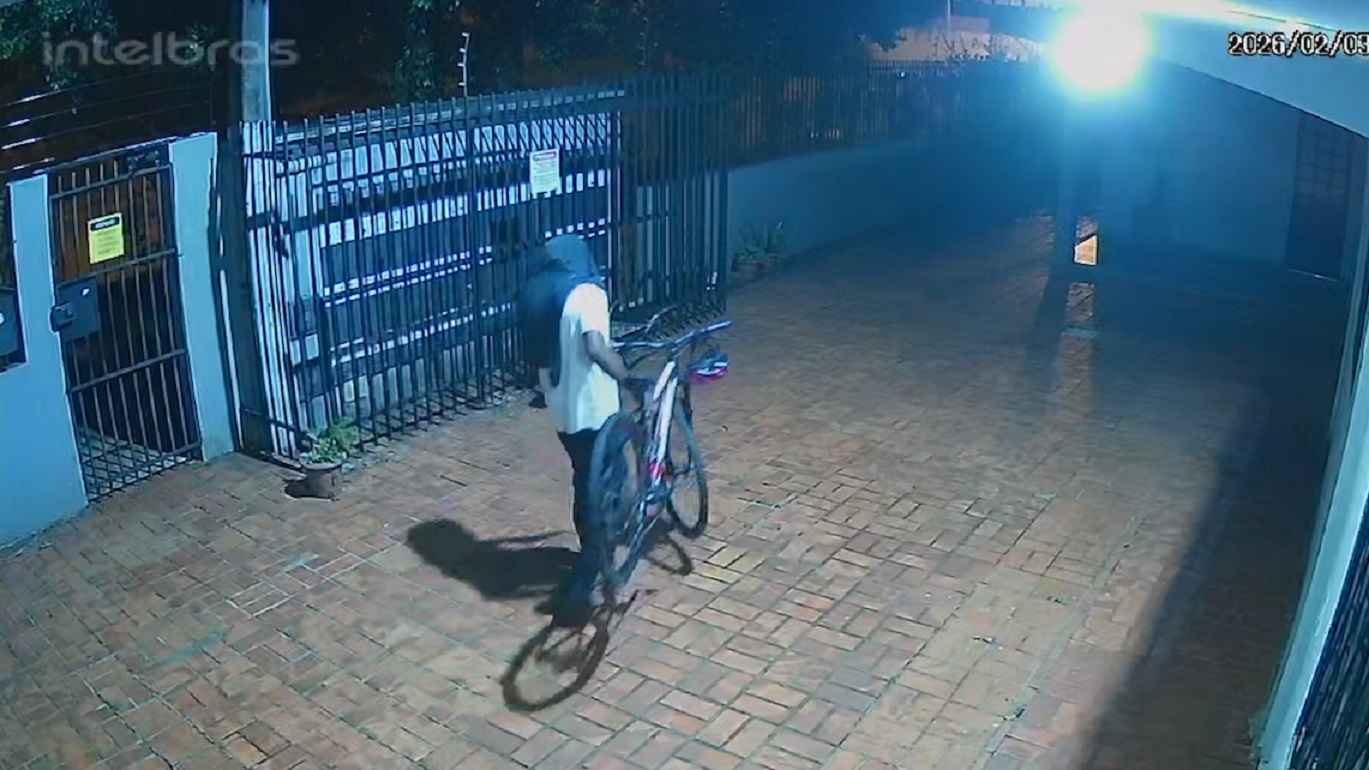 Vídeo: homem invade condomínio e furta bicicleta no bairro Universitário Vídeo: homem invade condomínio e furta bicicleta no bairro Universitário