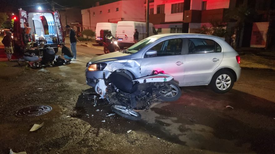 Motociclista sofre ferimentos graves após forte colisão com carro no bairro Cascavel Velho