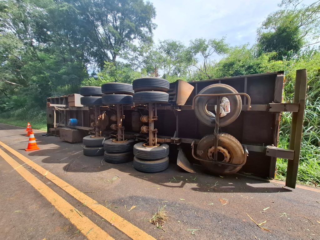 Motorista de caminhão com placas de Cascavel fica ferido em tombamento na PR-590