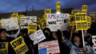 Desordem mundial de Trump: ONG alerta para autoritarismo em 100 países