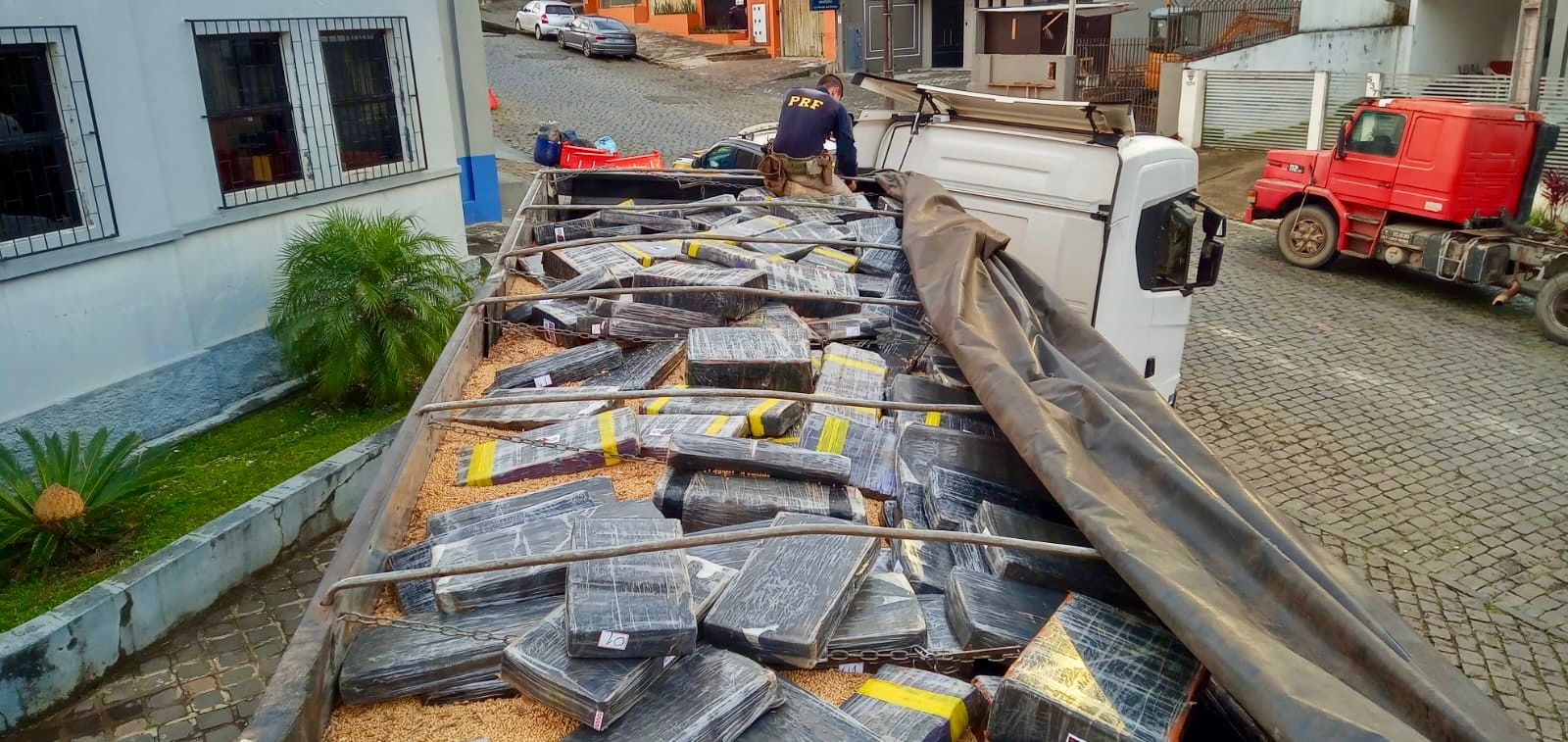 PRF descobre mais de 1.600 kg de maconha escondidos em carga de soja na BR-277 Imagem referente a PRF descobre mais de 1.600 kg de maconha escondidos em carga de soja na BR-277