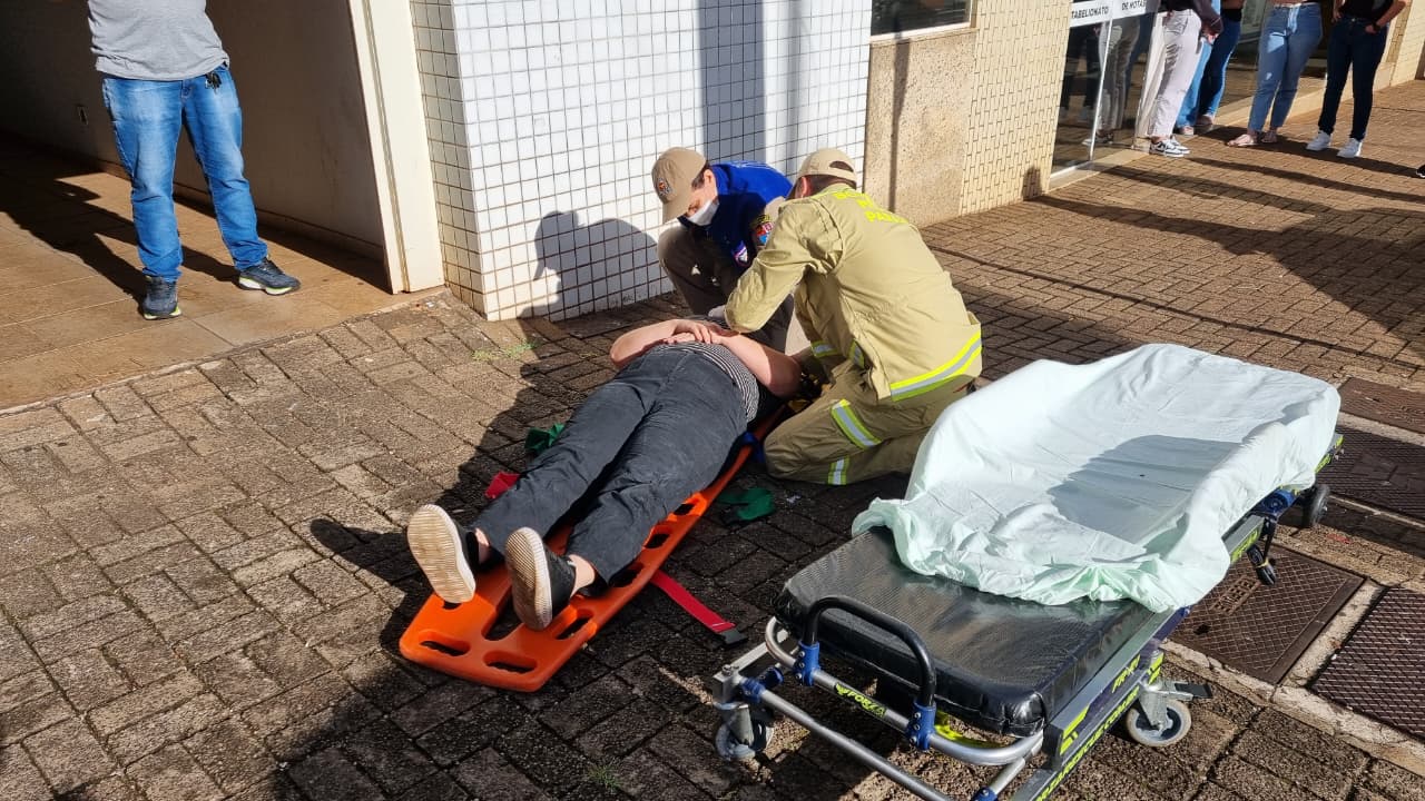 Ciclista é arremessada à calçada após colisão com carro que entrava em estacionamento Ciclista é arremessada à calçada após colisão com carro que entrava em estacionamento