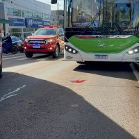 Imagem referente a Idosa tem lesão grave na cabeça após ser atropelada por ônibus