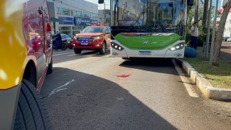 Idosa tem lesão grave na cabeça após ser atropelada por ônibus