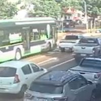 Imagem referente a Vídeo mostra idosa atravessando via e sendo atingida em cheio por ônibus; Caso é gravíssimo