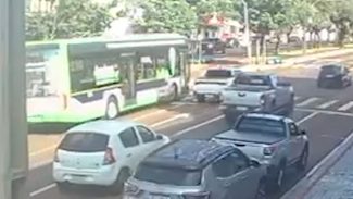 Vídeo mostra idosa atravessando via e sendo atingida em cheio por ônibus; Caso é gravíssimo