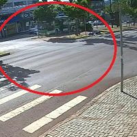 Imagem referente a Vídeo mostra idosa sendo atingida e arremessada por ônibus