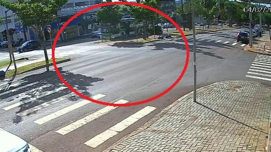 Vídeo mostra idosa sendo atingida e arremessada por ônibus