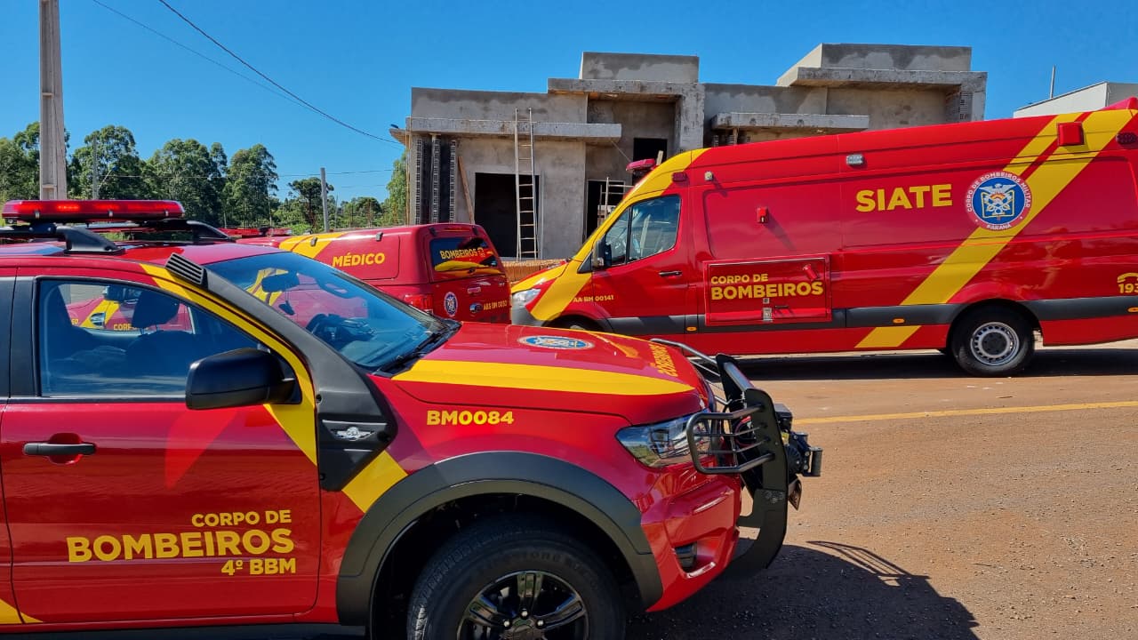 Homem é atingido na cabeça por saco de cimento Homem é atingido na cabeça por saco de cimento
