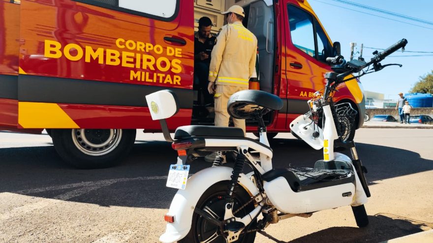 Em autopropelido, homem fica ferido após ser atingido por carro na Rua Vitória