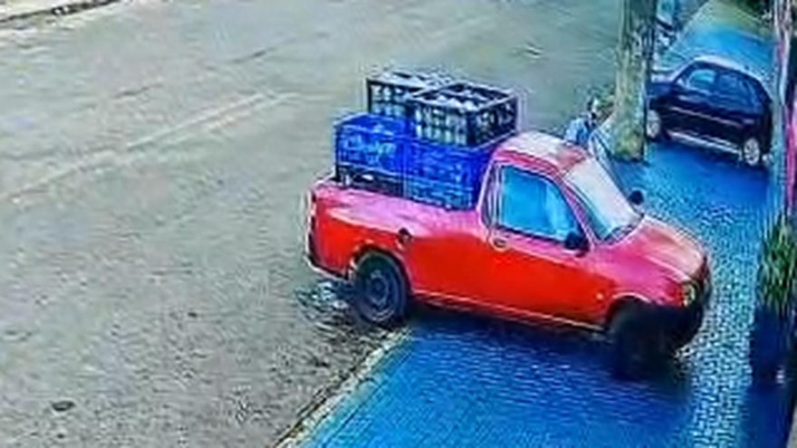 Câmera flagra furto de Ford Courier no Santa Felicidade