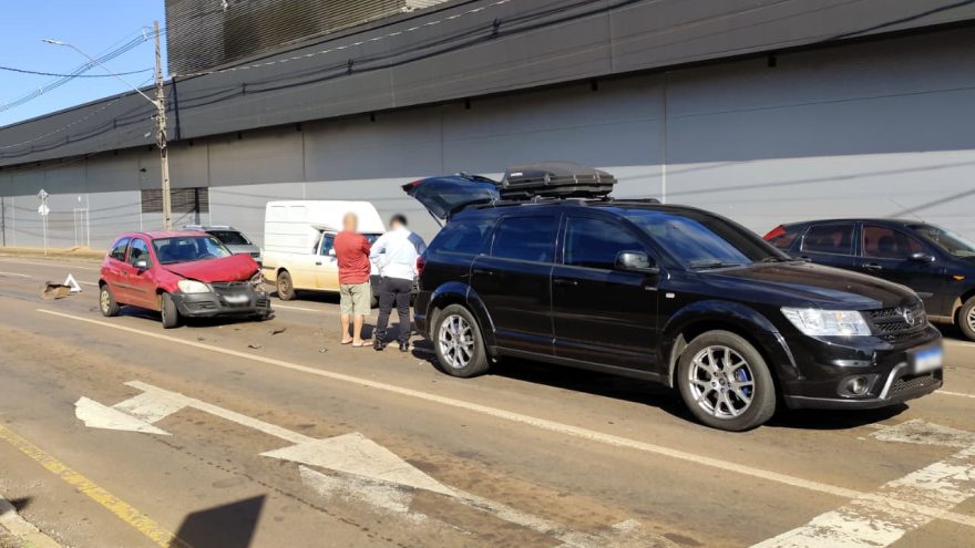 Celta e Freemont se envolvem em acidente na rua Erechim