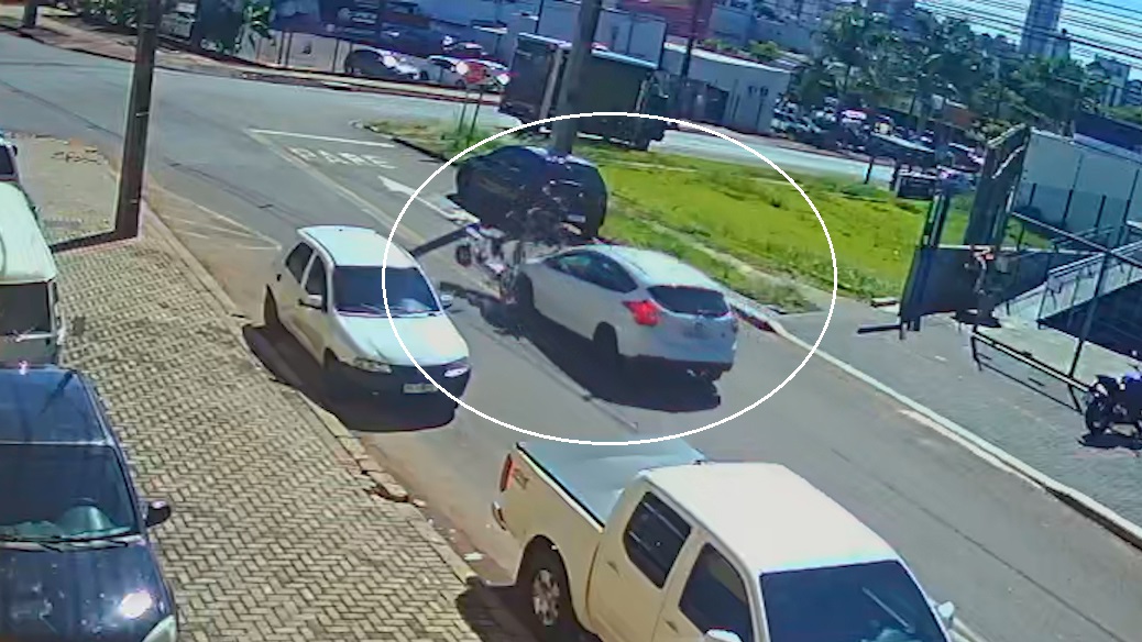 Câmera flagra acidente entre autopropelido e Ford Focus Câmera flagra acidente entre autopropelido e Ford Focus