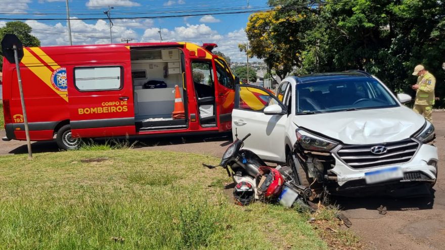 Motociclista é socorrida após forte acidente com Tucson