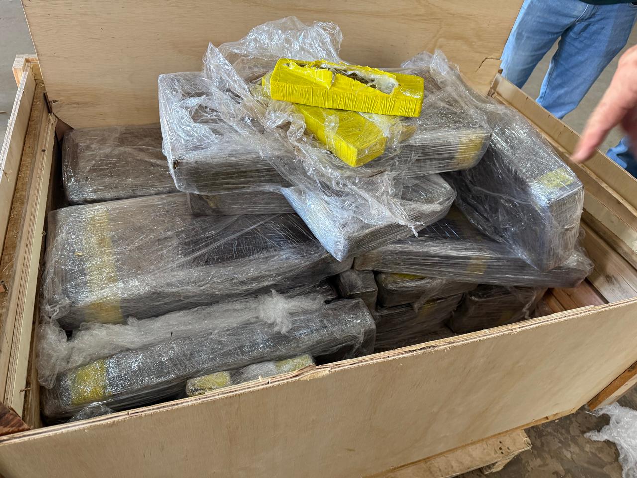 Receita Federal realiza fiscalização em transportadora de Cascavel e apreende 235,7 kg de maconha Receita Federal realiza fiscalização em transportadora de Cascavel e apreende 235,7 kg de maconha