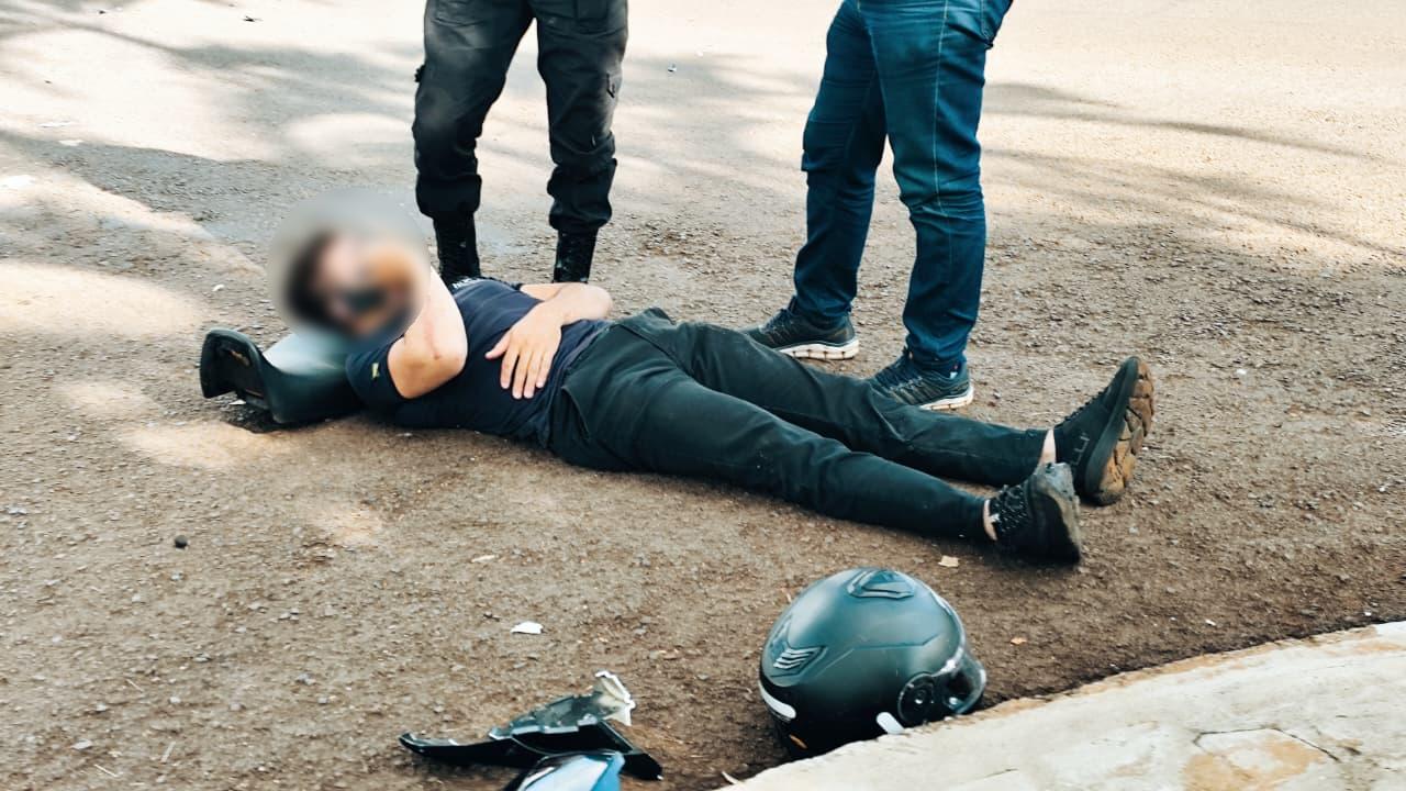 Motociclista fica ferido em acidente de trânsito no Country Motociclista fica ferido em acidente de trânsito no Country