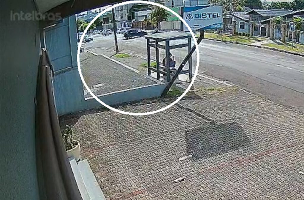 Vídeo mostra batida que feriu motociclista no Country em Cascavel Vídeo mostra batida que feriu motociclista no Country em Cascavel