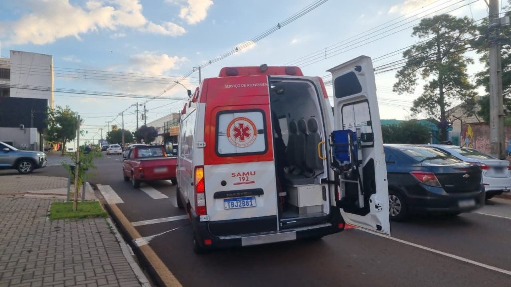 Motociclista fica ferido em acidente envolvendo três veículos no centro de Cascavel