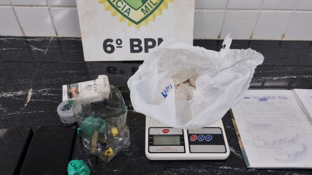 Trio é flagrado com drogas, balança de precisão e caderno de anotações no Cascavel Velho