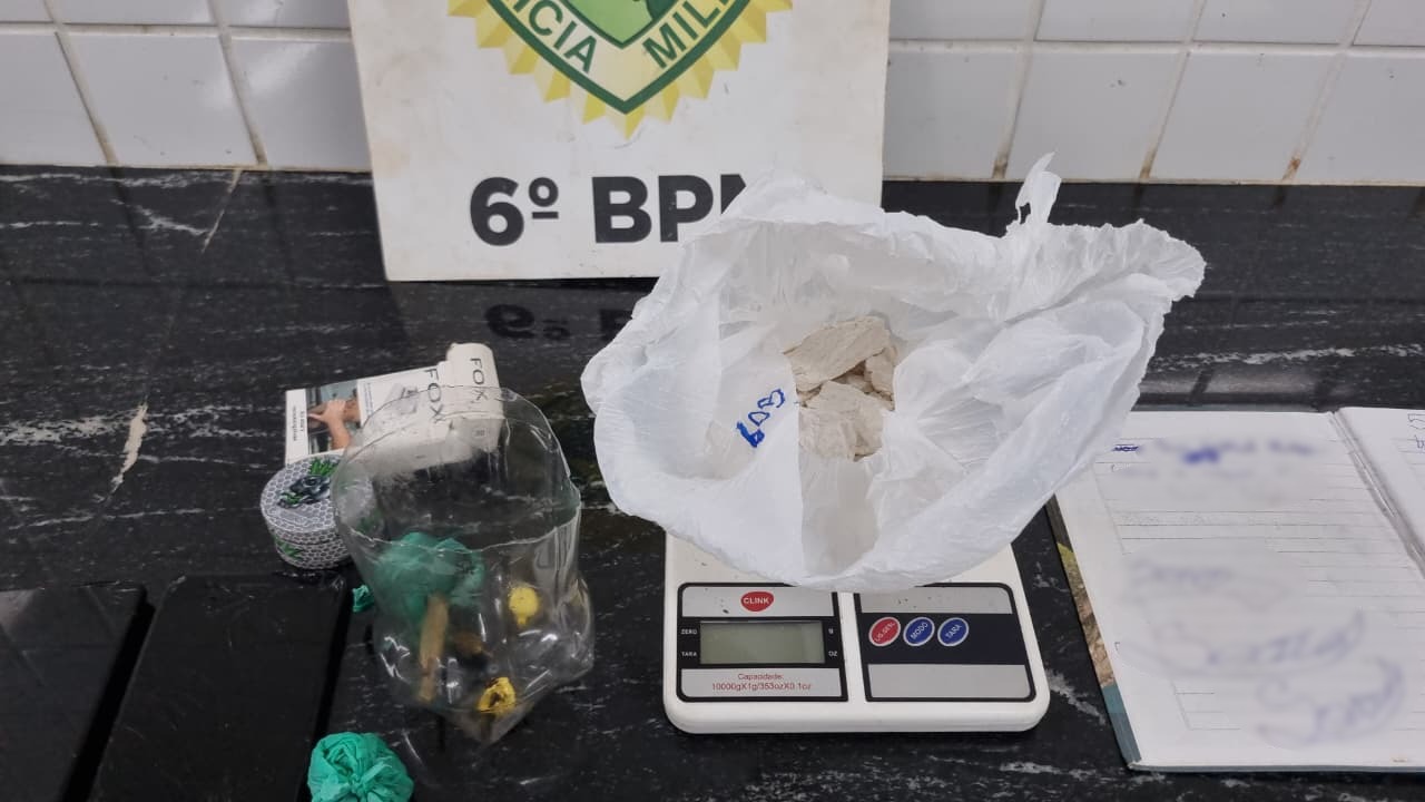 Trio é flagrado com drogas, balança de precisão e caderno de anotações no Cascavel Velho