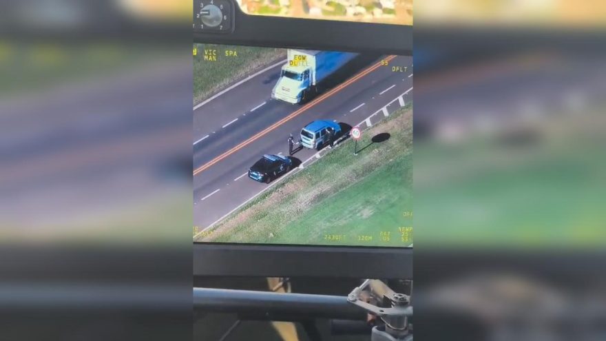 Helicóptero da PM auxilia na apreensão de 278 iPhones, em operação com a RF na BR-277