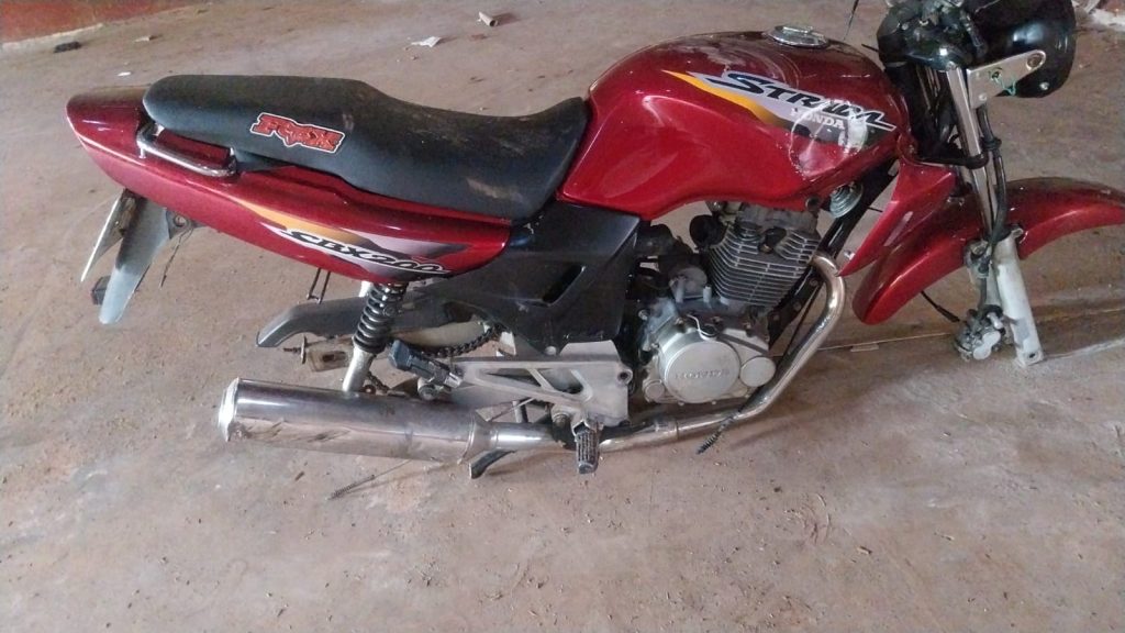 Moto furtada é localizada depenada no bairro Bela Vista em Cascavel