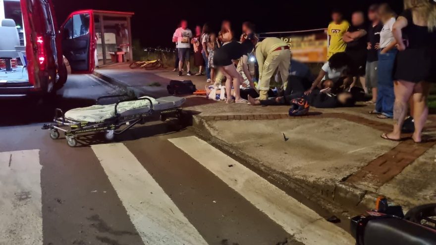 Casal fica ferido após grave colisão entre moto e carro no bairro Floresta