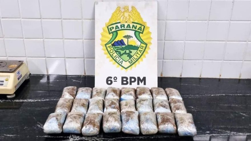 Mulher é flagrada com cinco quilos de haxixe presos ao corpo durante fiscalização em ônibus