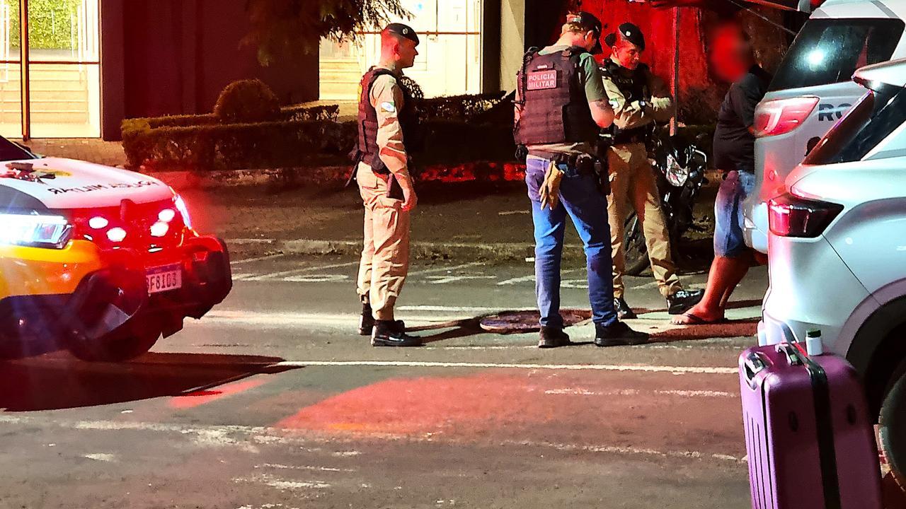 Homem ameaça a companheira, foge de Corbélia e é abordado pela Polícia Militar após perseguição em Cascavel Homem ameaça a companheira, foge de Corbélia e é abordado pela Polícia Militar após perseguição em Cascavel