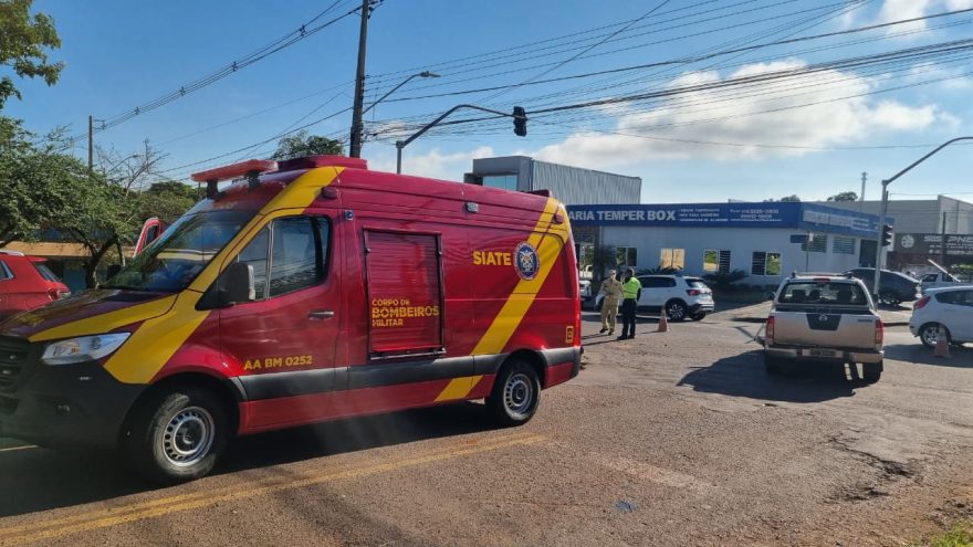Motociclista quebra a perna após acidente entre moto e caminhonete em Cascavel