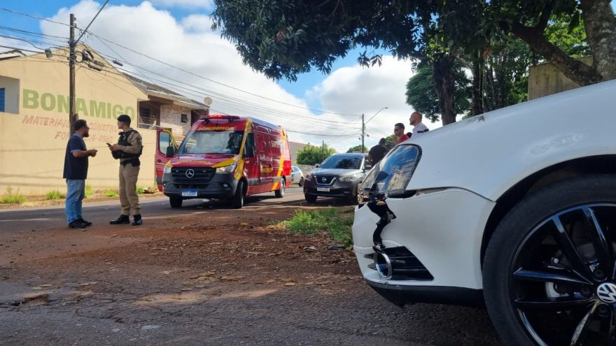 Homem de 37 anos bate a cabeça após colisão entre carro e patinete em Cascavel