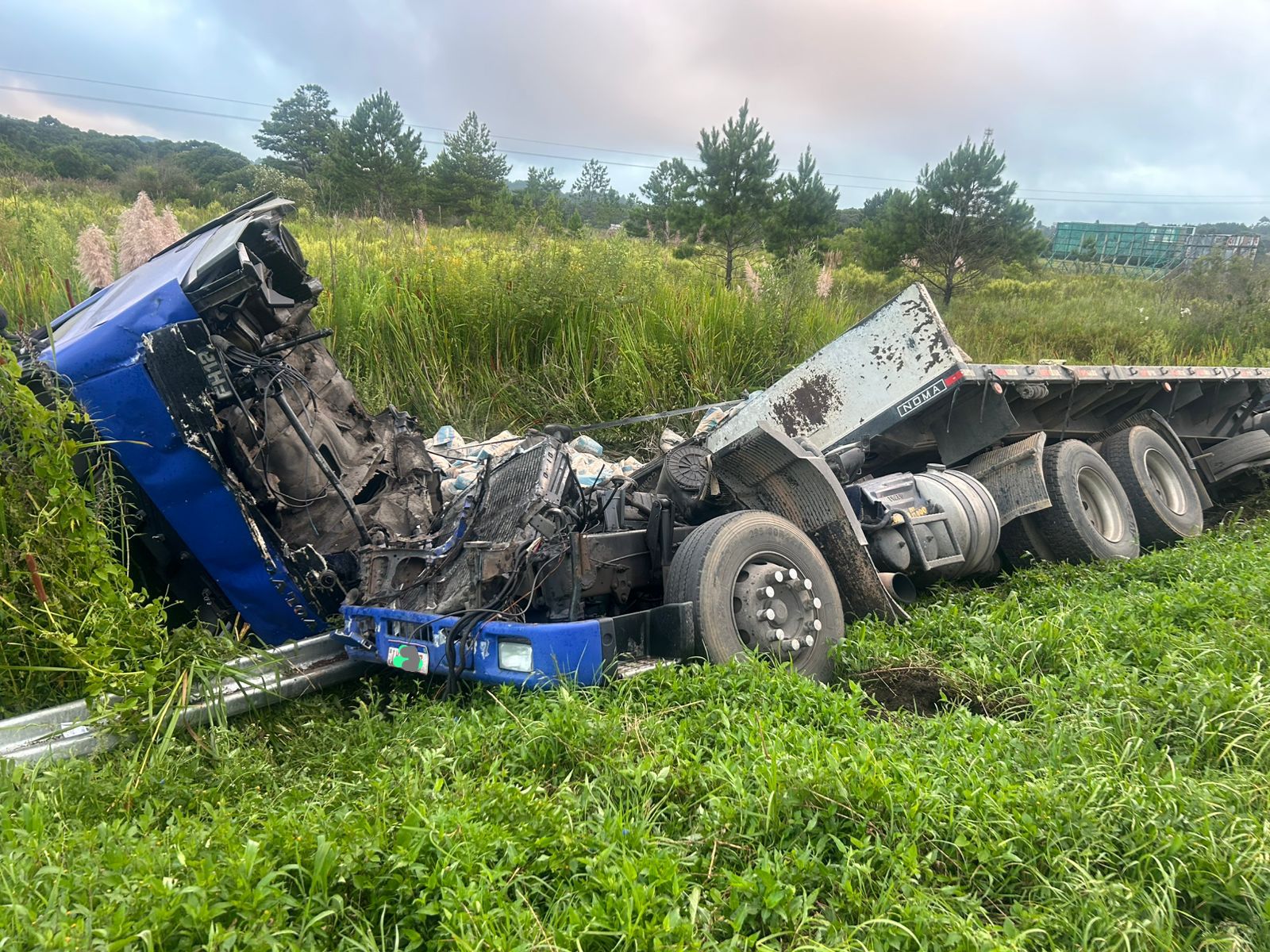 Grave acidente entre carretas deixa três feridos na BR-277 Grave acidente entre carretas deixa três feridos na BR-277