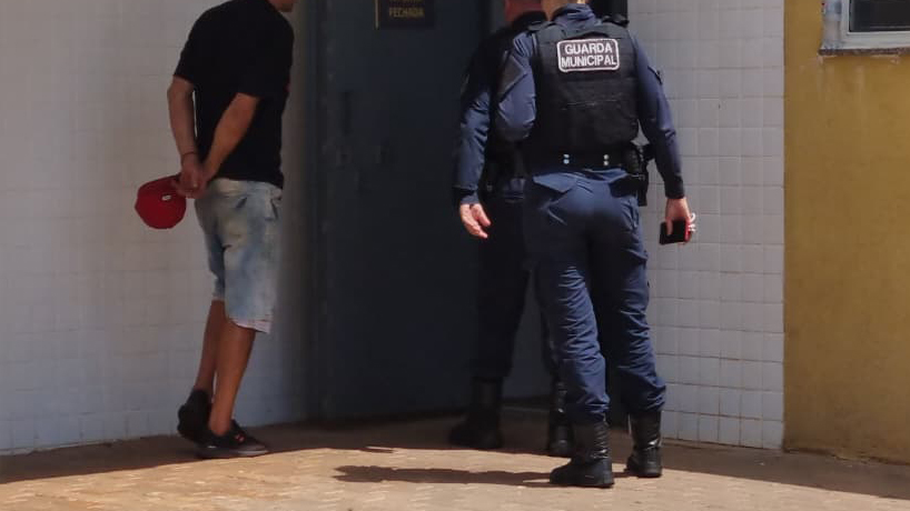 Homem com mandado por violência doméstica é preso pela GM no Jardim Alvorada