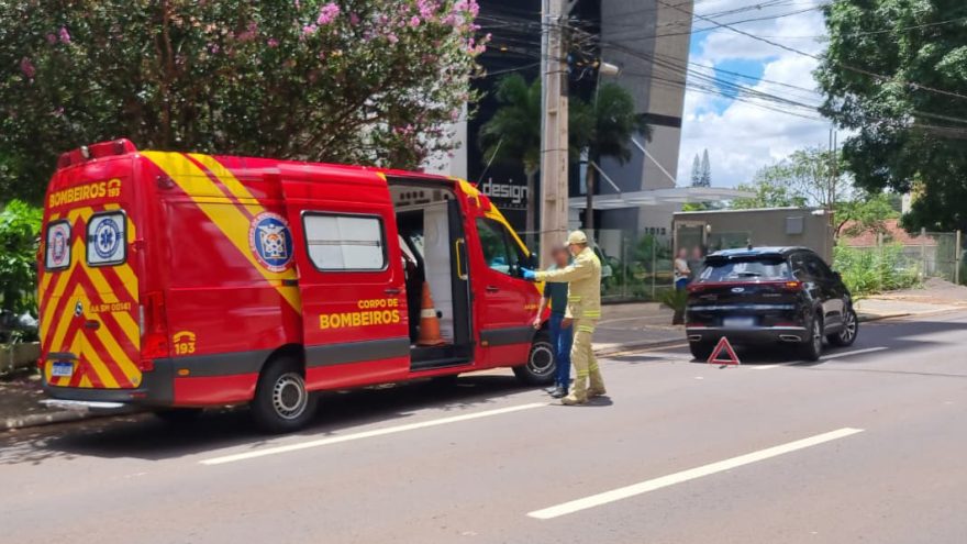 Acidente entre moto e carro deixa motociclista ferido no Centro de Cascavel