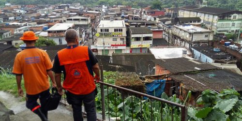 Imagem referente a Tempestade atinge o Guarujá, causa alagamentos e deixa 12 desabrigados