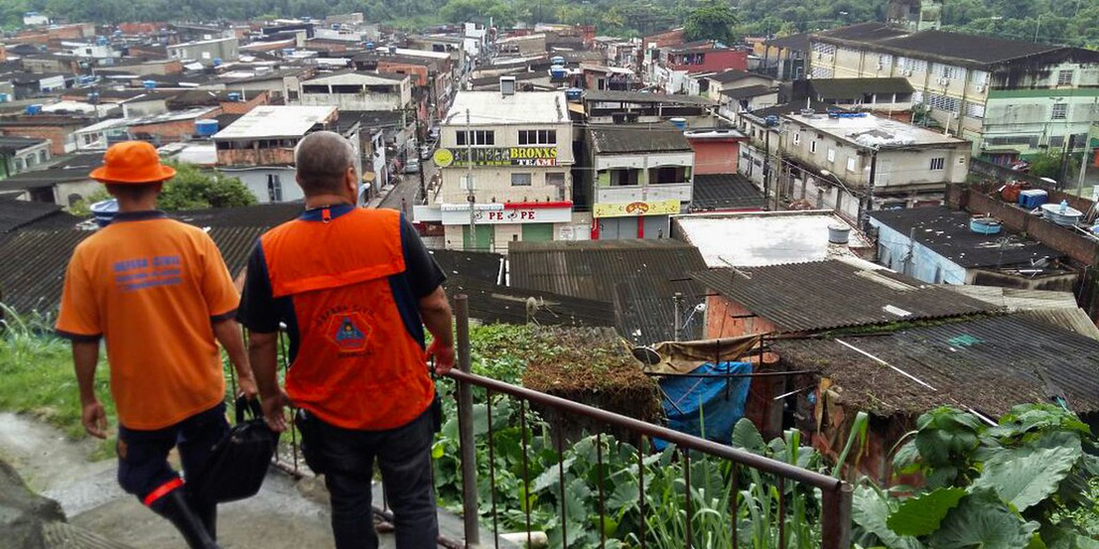Imagem referente a Tempestade atinge o Guarujá, causa alagamentos e deixa 12 desabrigados