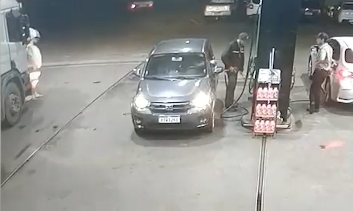 Vídeo mostra criminosos comprando combustível para queimar corpo de Valdir de Oliveira em latrocínio Vídeo mostra criminosos comprando combustível para queimar corpo de Valdir de Oliveira em latrocínio