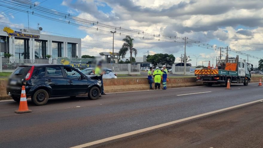 Fiesta atinge traseira de caminhão em acidente na BR-277 em Cascavel