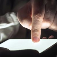 Imagem referente a Conteúdos falsos criados com IA mais que triplicam entre 2024 e 2025