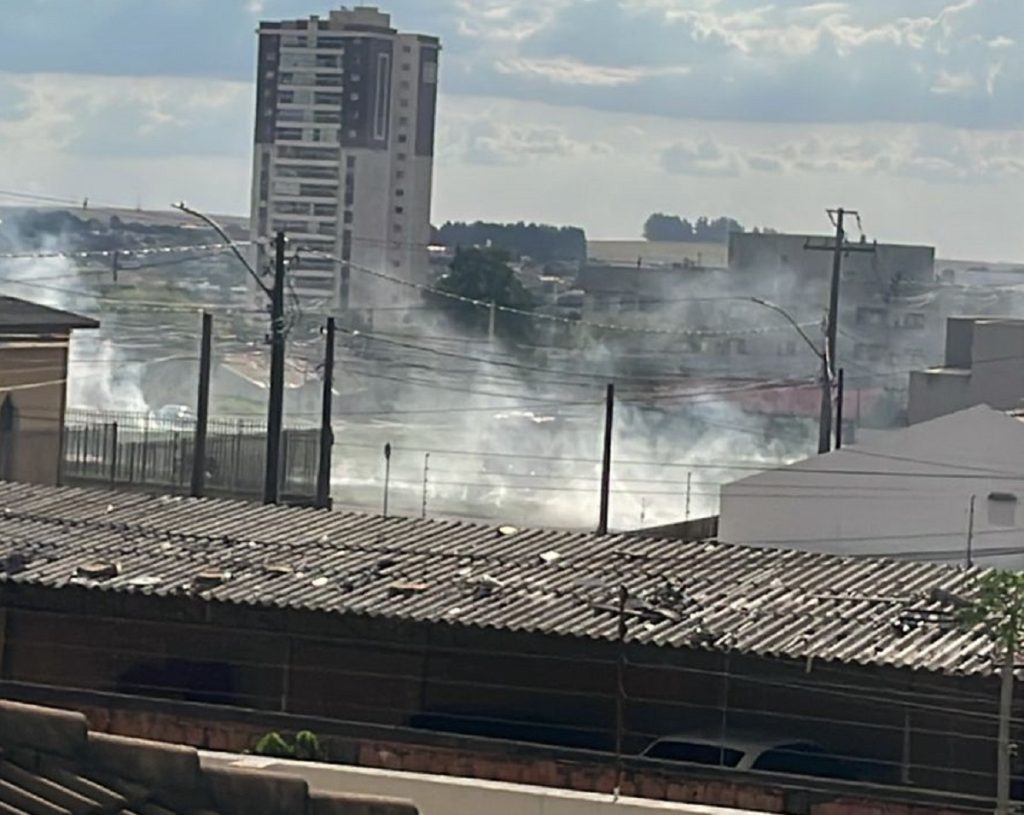 Moradora envia vídeo de incêndio em vegetação no Parque Verde em Cascavel Moradora envia vídeo de incêndio em vegetação no Parque Verde em Cascavel