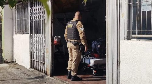 Briga com taco de sinuca termina em facadas e deixa dois homens em estado grave dentro de bar