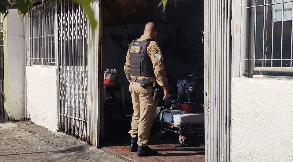 Briga com taco de sinuca termina em facadas e deixa dois homens em estado grave dentro de bar