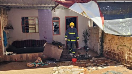 Mulher incendia casa após brigar com o marido e ser expulsa do imóvel Imagem referente a Mulher incendia casa após brigar com o marido e ser expulsa do imóvel