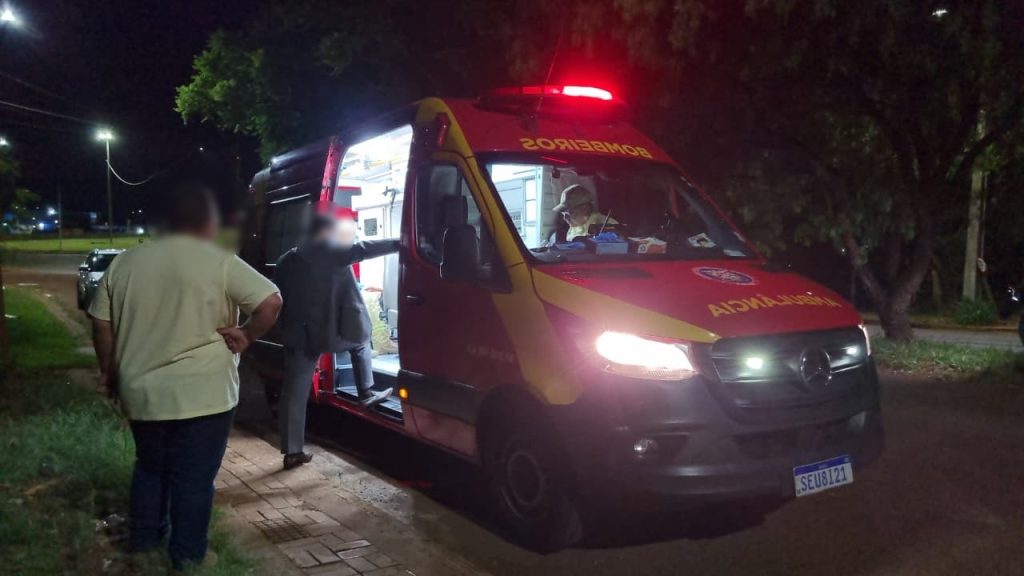 Ciclista sofre luxação no ombro ao se envolver em acidente na Rua Olindo Periolo